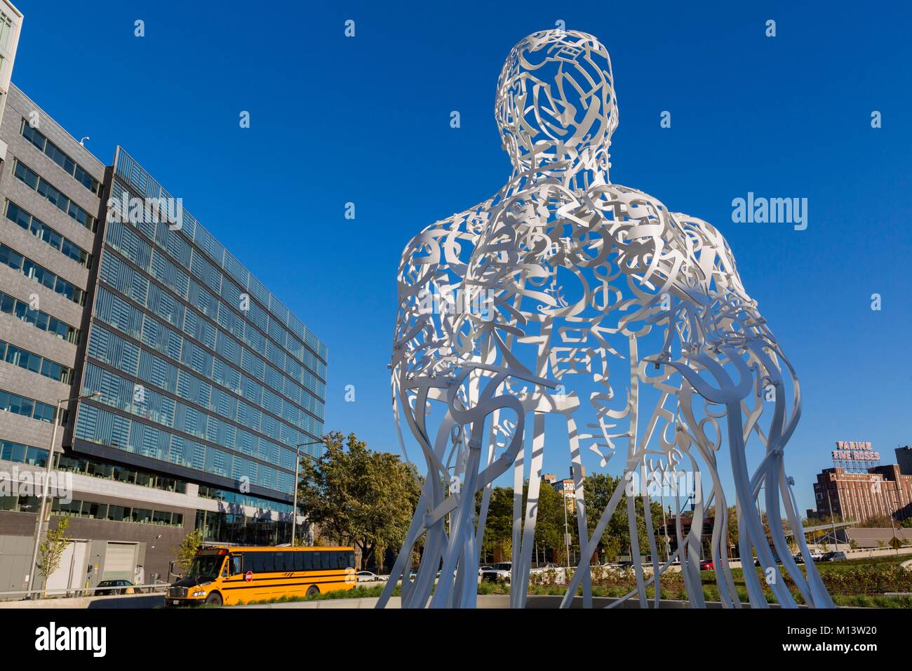 Kanada, Quebec, Montreal, der neue boulevard Robert Bourrassa, die Skulptur mit dem Namen Source von den spanischen Künstler Jaume Plensa Darstellung der Vielfalt der Montrealer 10 Meter hoch, an der Unterseite der Cité du Multimédia Stockfoto