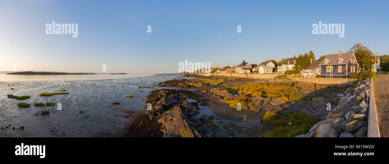 Kanada, Provinz Quebec, Region Bas-Saint-Laurent, Kamouraska Dorf am Ufer des St. Lawrence River in Panoramablick Stockfoto