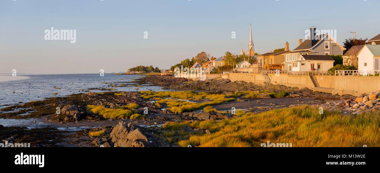 Kanada, Provinz Quebec, Region Bas-Saint-Laurent, Kamouraska Dorf am Ufer des St. Lawrence River in Panoramablick Stockfoto