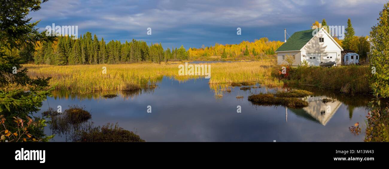 Kanada, Provinz Quebec, Region Abitibi-Témiscamingue Angliers, Lakefront home in den Farben des Indian Summer Stockfoto Kanada, Provinz Quebec, Region Abitibi-Témiscamingue Angliers, Lakefront home in den Farben des Indian Summer Stockfoto