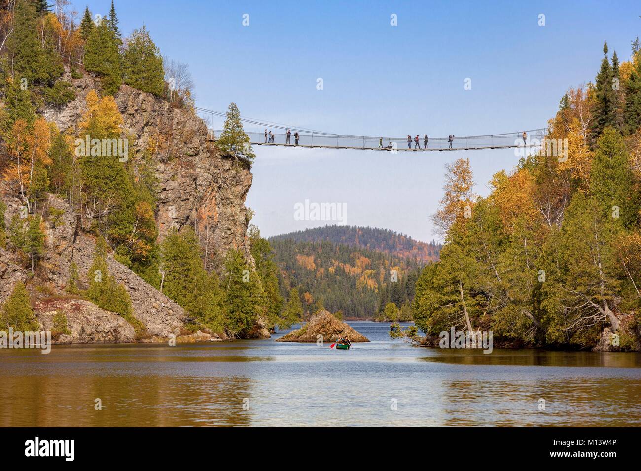 Kanada, Quebec, Kanada, Provinz Quebec, Region Abitibi-Témiscamingue, Aiguebelle Nationalpark, Kanutour in der Nähe der berühmten Suspension Bridge Model Release OK Stockfoto Kanada, Quebec, Kanada, Provinz Quebec, Region Abitibi-Témiscamingue, Aiguebelle Nationalpark, Kanutour in der Nähe der berühmten Suspension Bridge Model Release OK Stockfoto