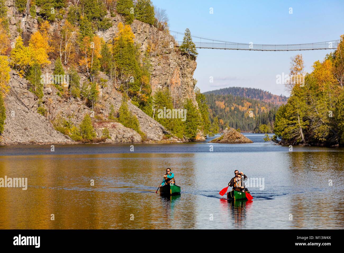 Kanada, Quebec, Kanada, Provinz Quebec, Region Abitibi-Témiscamingue, Aiguebelle Nationalpark, Kanutour in der Nähe der berühmten Suspension Bridge Model Release OK Stockfoto Kanada, Quebec, Kanada, Provinz Quebec, Region Abitibi-Témiscamingue, Aiguebelle Nationalpark, Kanutour in der Nähe der berühmten Suspension Bridge Model Release OK Stockfoto