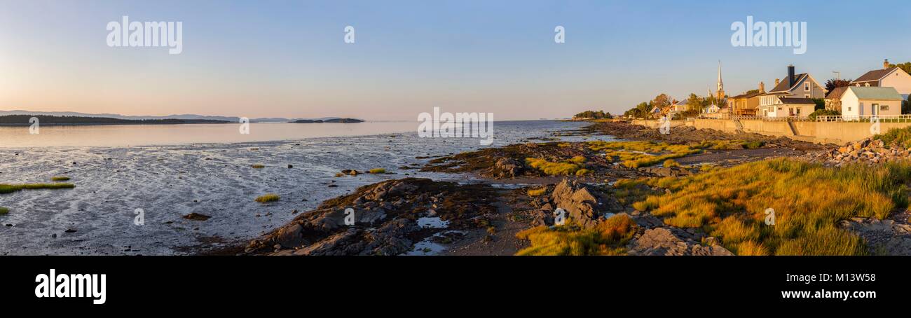 Kanada, Provinz Quebec, Region Bas-Saint-Laurent, Kamouraska Dorf am Ufer des St. Lawrence River in Panoramablick Stockfoto