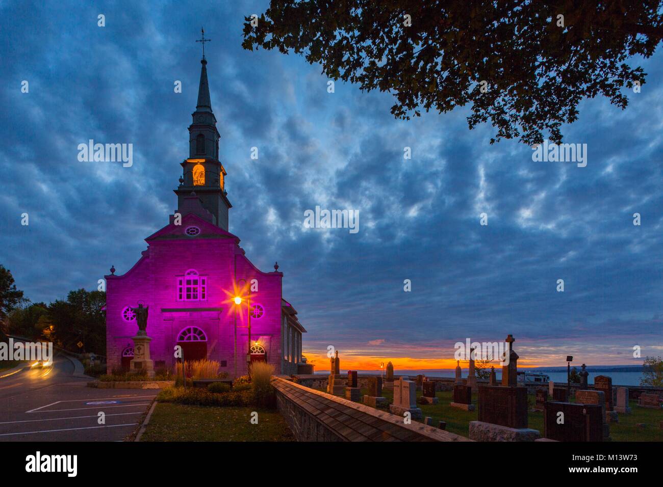 Kanada, Provinz Quebec, in der Region von Quebec City, die Insel von Orleans, Kirche von Saint-Jean-de-l'Île-d'Orléans und seine Nacht Beleuchtung bei Sonnenaufgang, rechts das Dorf Friedhof Stockfoto