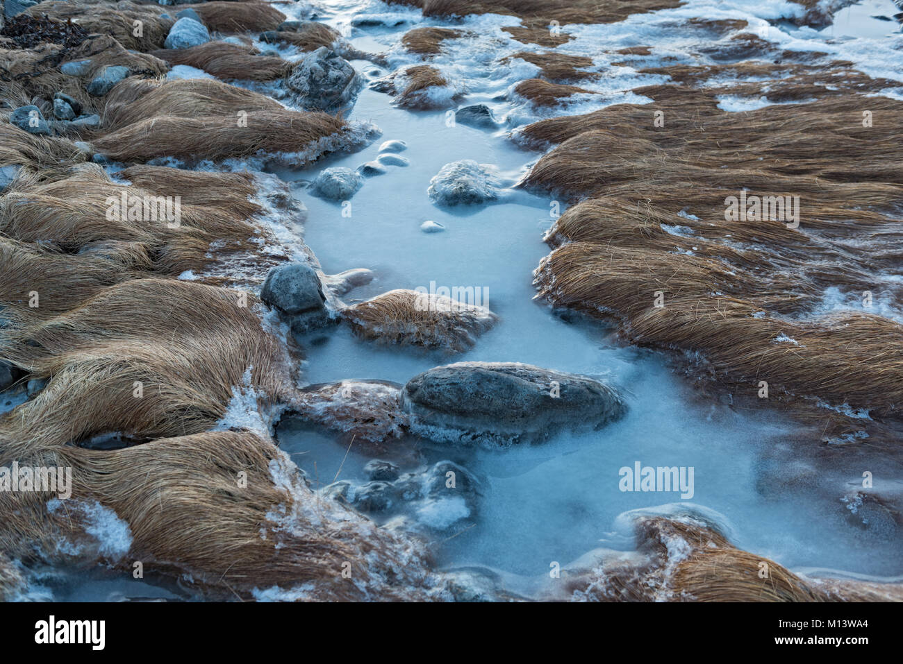 Gefrorene Strand mit Steinen am Ullsfjord in Troms County, Norwegen Stockfoto