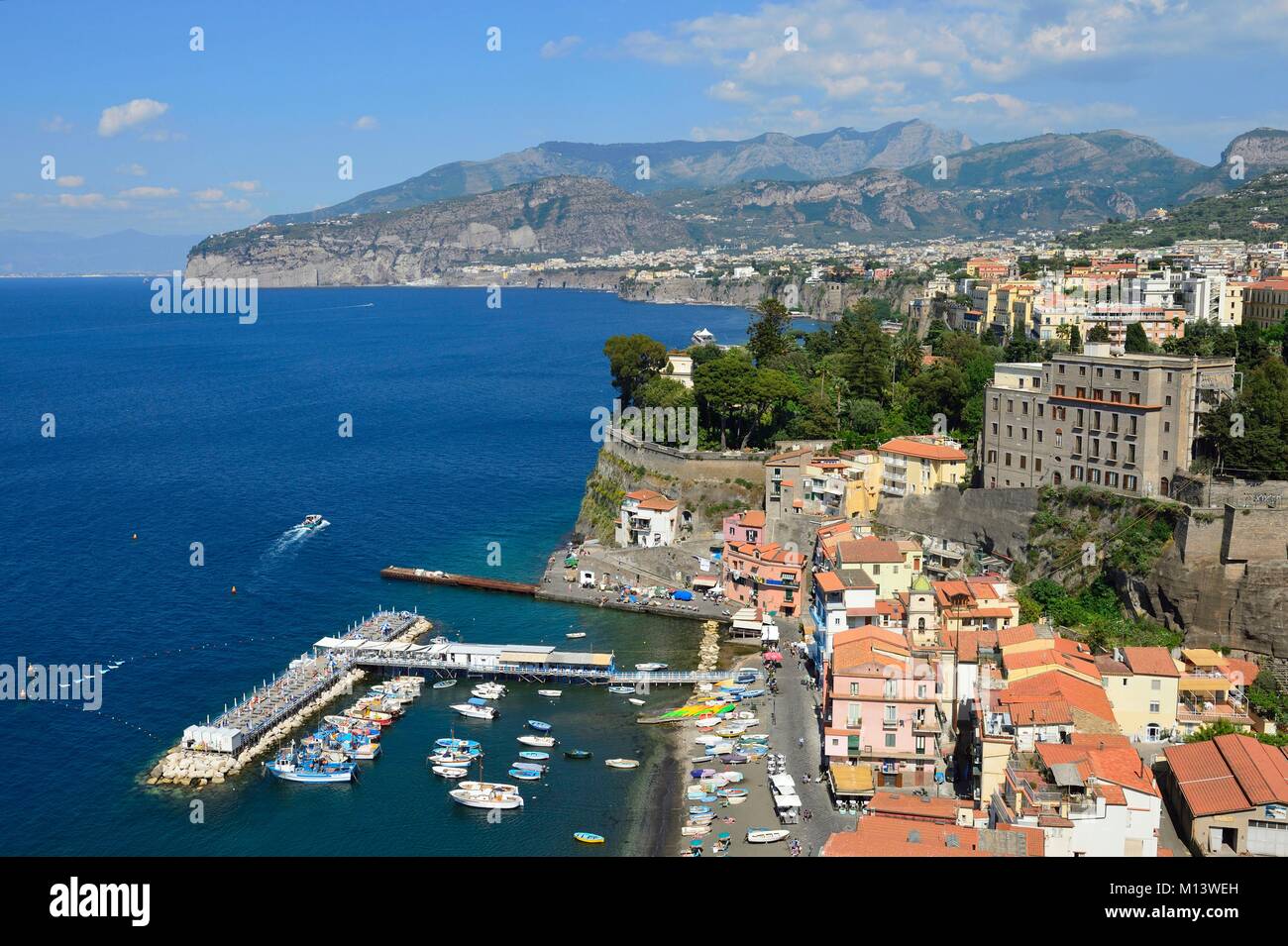 Italien, Kampanien, Golf von Neapel, Sorrentinische Halbinsel, Marina di Puolo und Vesuv Stockfoto