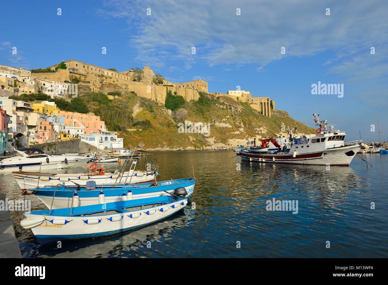 Italien, Kampanien, Golf von Neapel, Insel Procida, Corricella klein Fischerei Hafen Stockfoto