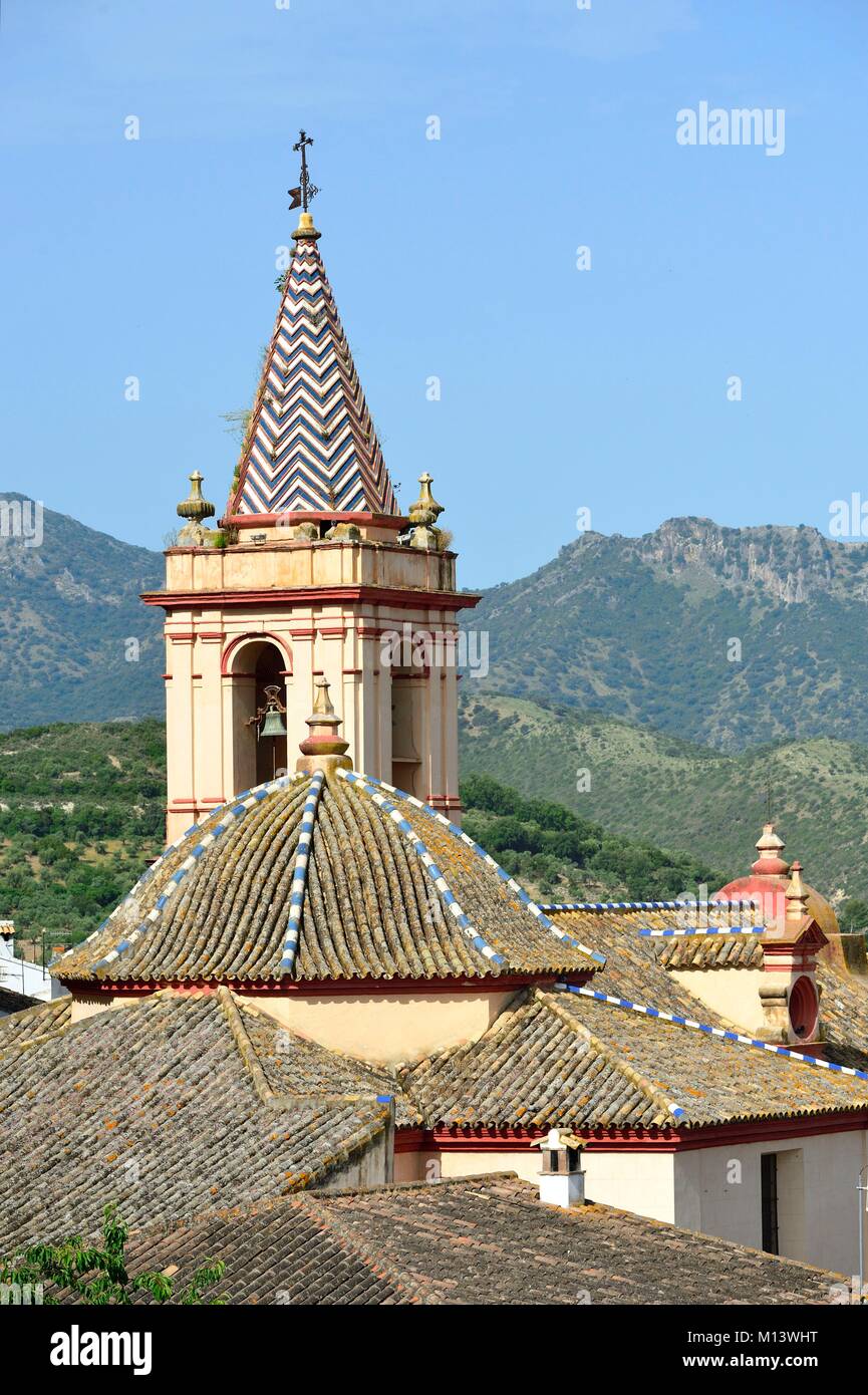 Spanien, Andalusien, Cadix Provinz, Zahara de la Sierra, Sierra de Grazalema Naturpark Parc, weißes Dorf, mit Blick auf das Dorf, Kirche Stockfoto