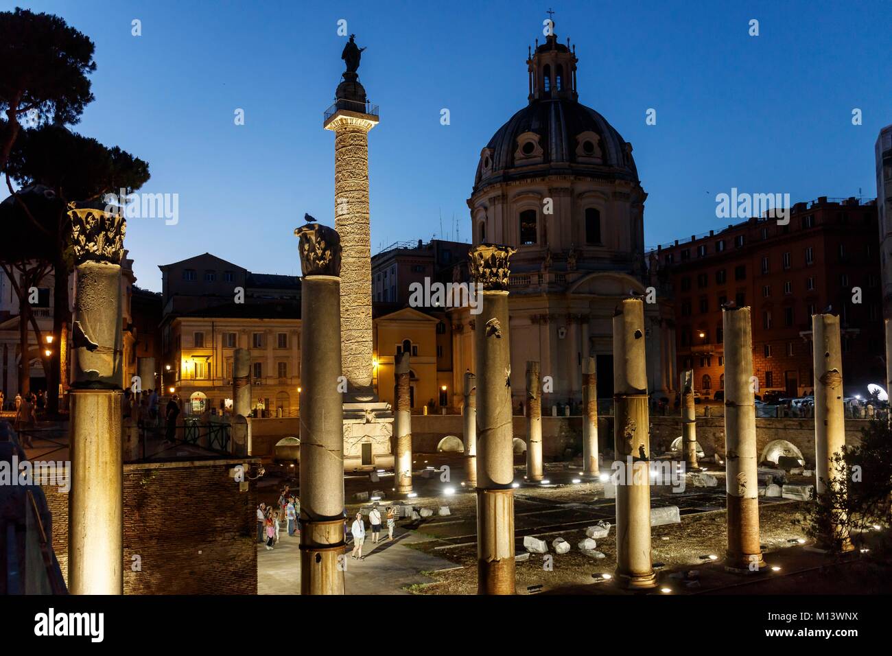 Italien, Latium, Rom, Altstadt als Weltkulturerbe von der UNESCO, Foro di Traiano (Forum des Traja), Spalte des Trajan und Santissimo Nome di Maria Al Foro Traiano Kirche aufgeführt bei Nacht Stockfoto