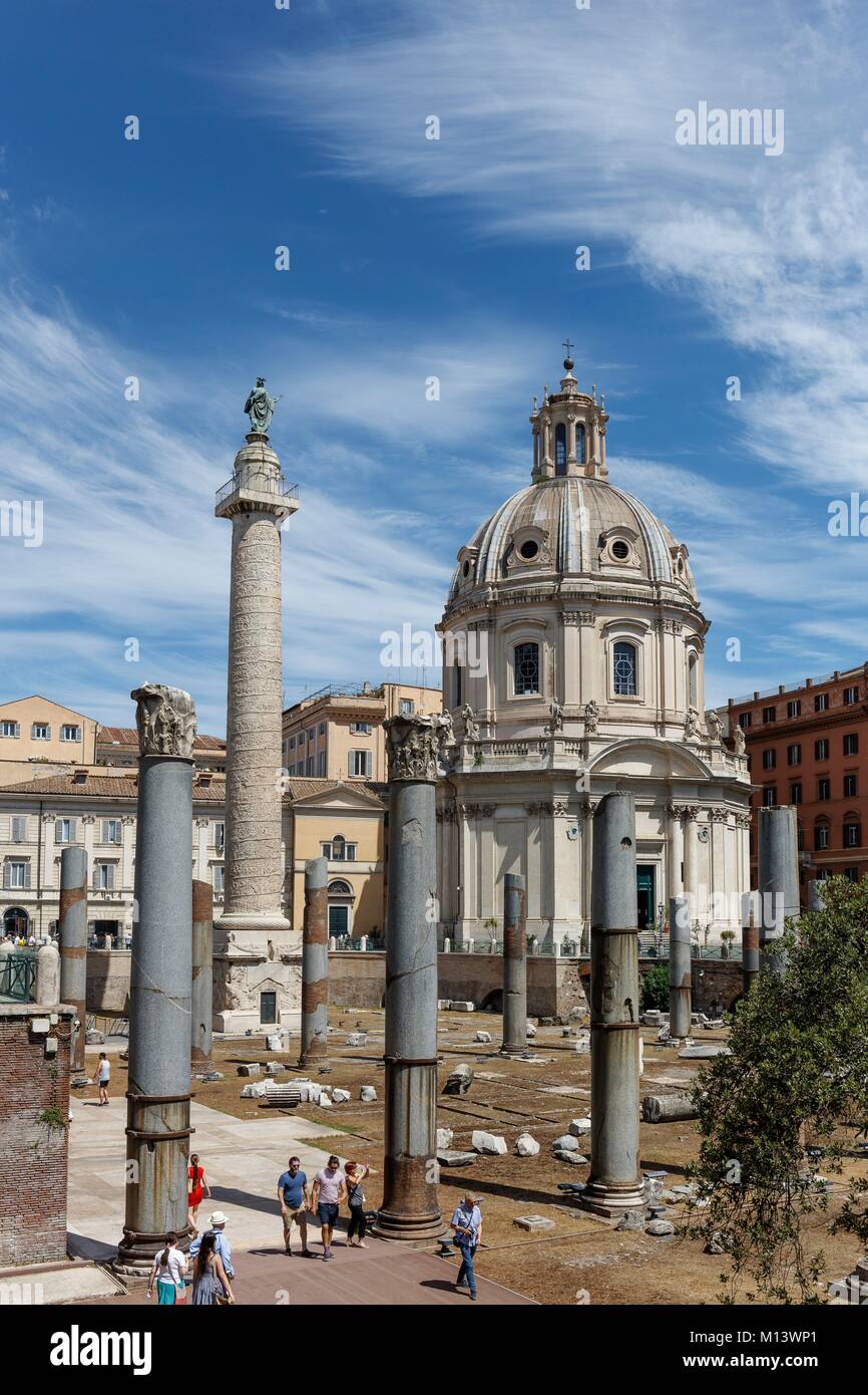 Italien, Latium, Rom, Altstadt als Weltkulturerbe von der UNESCO, Foro di Traiano (Forum des Traja), Spalte des Trajan und Santissimo Nome di Maria Al Foro Traiano Kirche aufgeführt Stockfoto