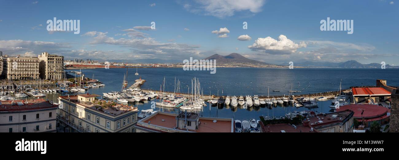 Italien, Kampanien, Neapel, die historische Altstadt zum Weltkulturerbe der UNESCO, die Bucht von Neapel und den Vesuv. Stockfoto