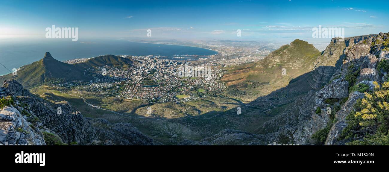 Südafrika, Western Cape, Kapstadt und Lion's Head Tafelberg aus gesehen Stockfoto