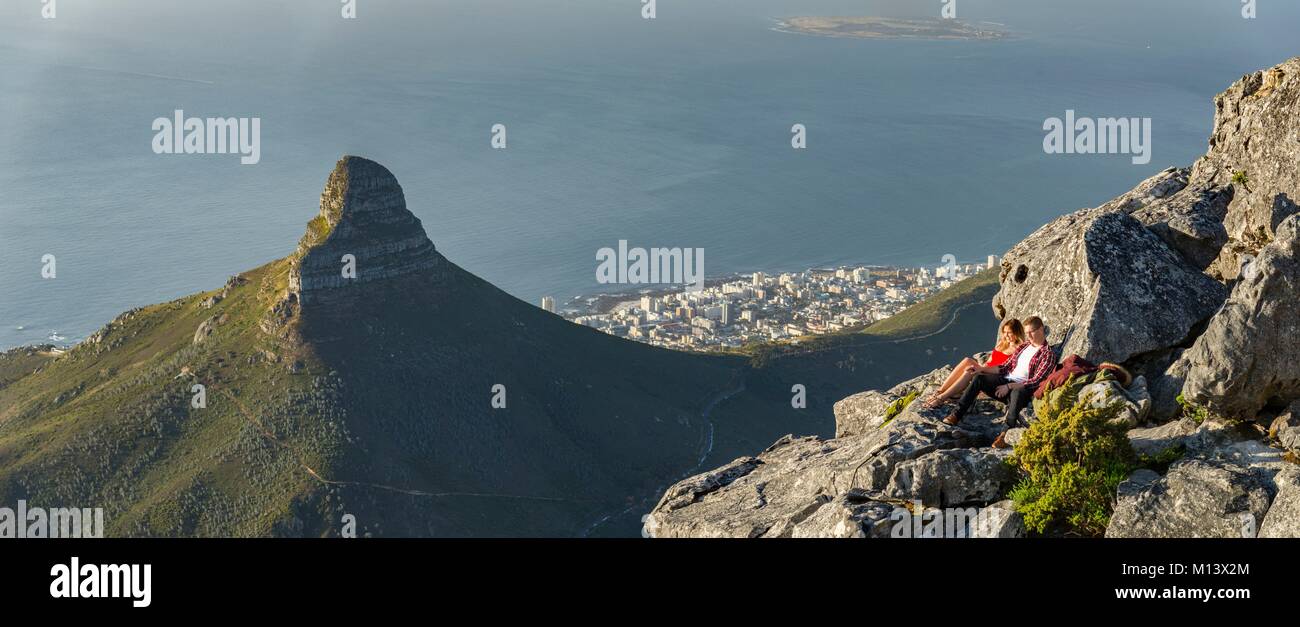 Südafrika, Western Cape, Kapstadt und Lion's Head Tafelberg aus gesehen Stockfoto