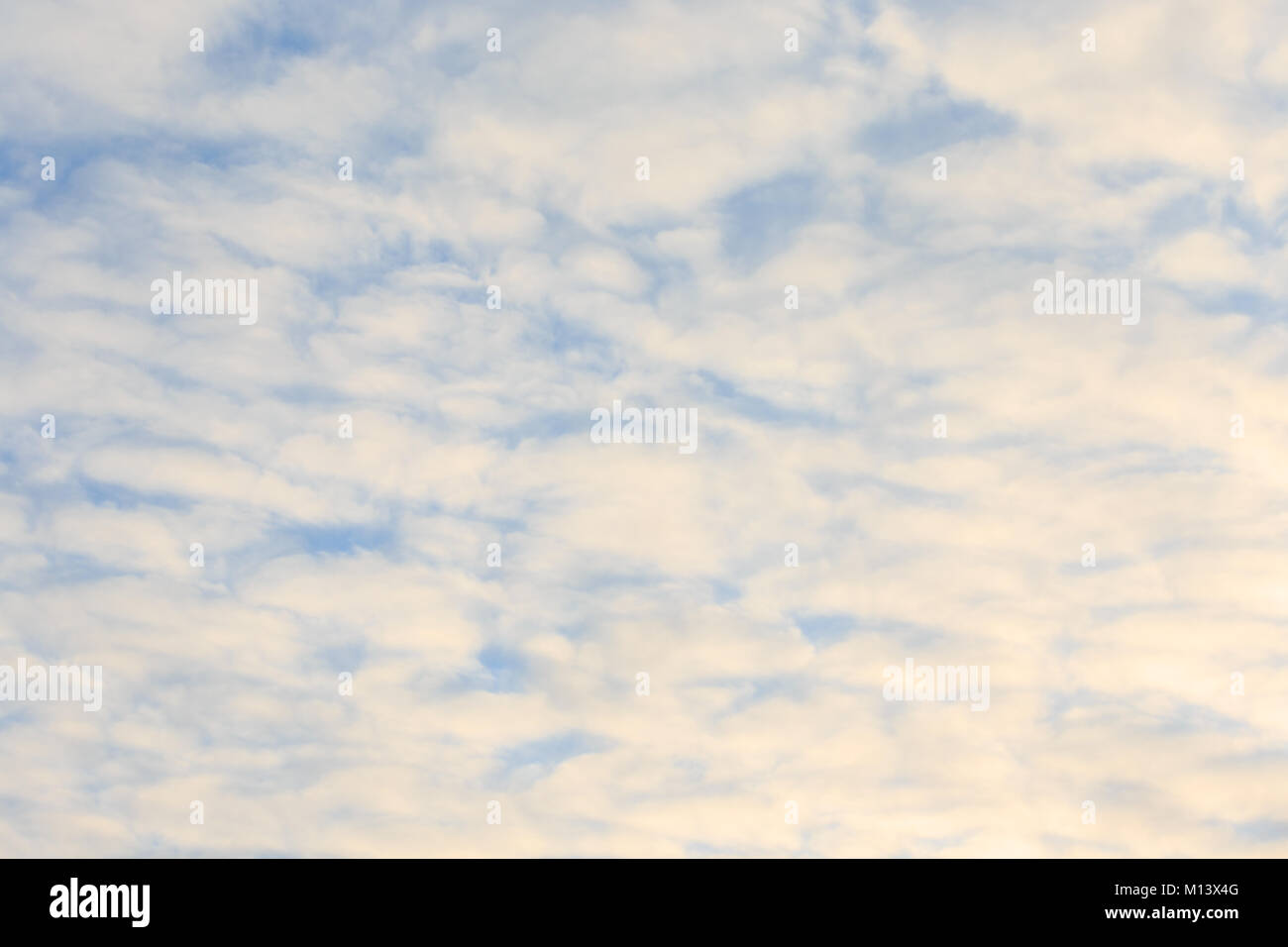 Ruhigen Sonnenuntergang Wolken und blauer Himmel Stockfoto