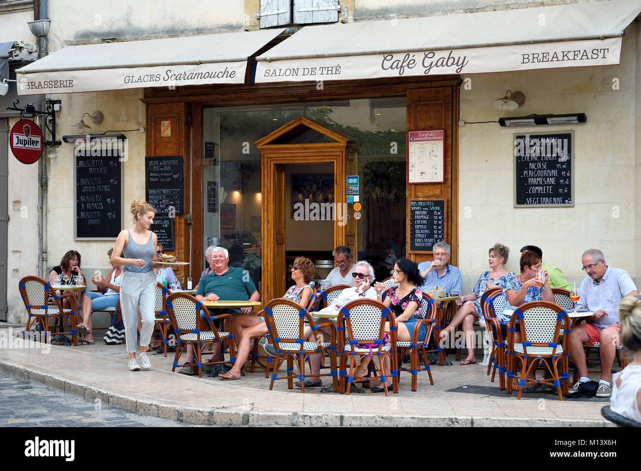 Frankreich, Vaucluse, Parc Naturel Regional du Luberon (Regionalen Naturpark Luberon), Lourmarin, beschriftet Les Plus beaux villages de France (Schönste Dörfer Frankreichs), Café Terrasse in der Hauptstraße Stockfoto