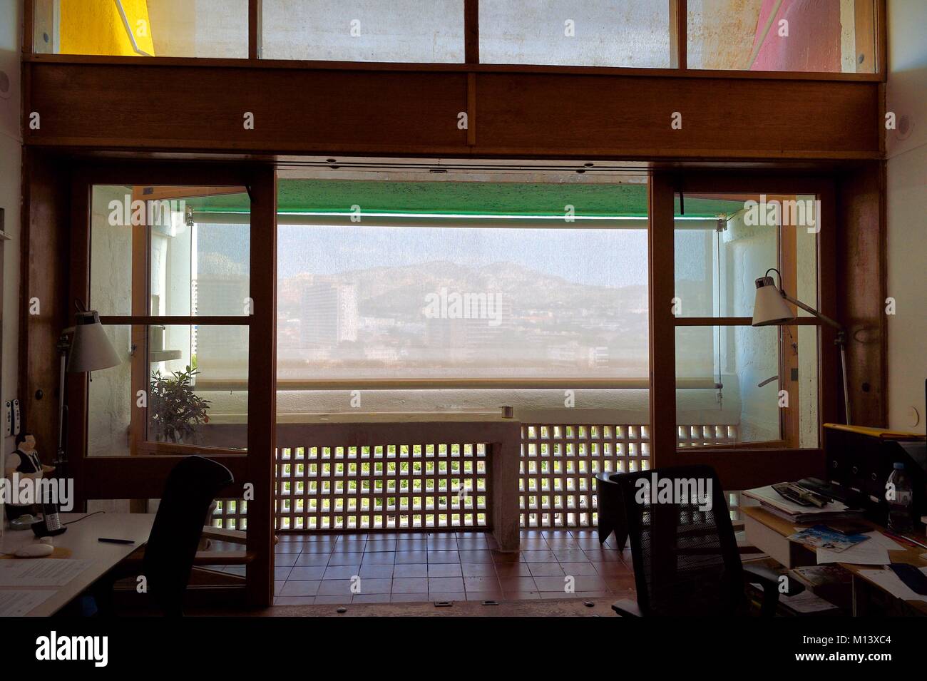 Frankreich, Bouches-du-Rhone, Marseille, architektonisches Werk von Le Corbusier, als Weltkulturerbe von der UNESCO, Cité Radieuse oder leuchtende Stadt aufgeführt, die von Le Corbusier, Wohnung Balkon Stockfoto
