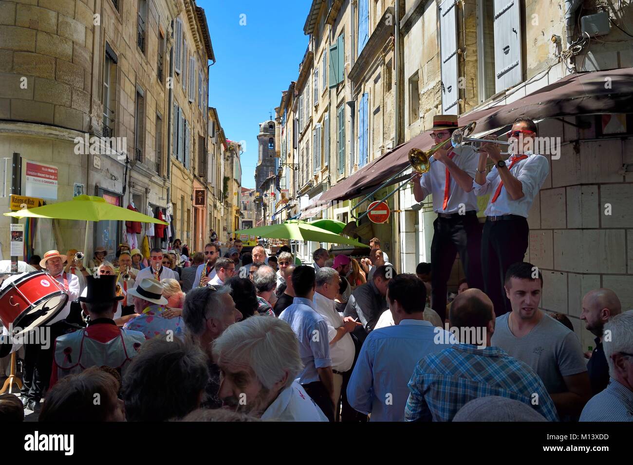 Frankreich, Bouches-du-Rhone, Arles, Volksfesten in den Straßen der Stadt für den Kurs camarguaise der Cocarde d'Or Stockfoto