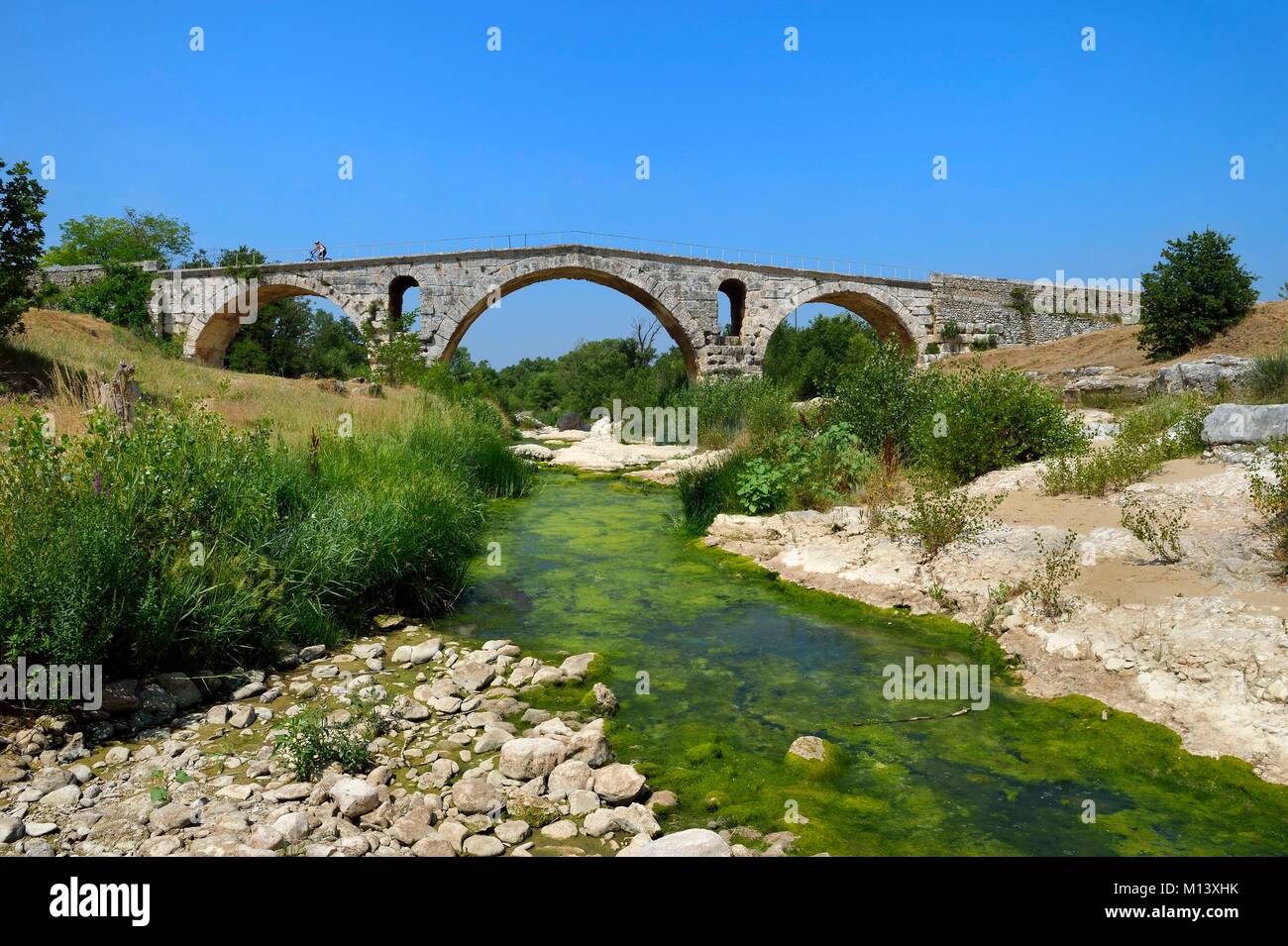 Frankreich, Vaucluse, Provence, Bonnieux, die Pont Julien über das Calavon Fluss, Römische Brücke des 3. Jahrhunderts vor Christus auf der Via Domitia auf das Calavon veloroute (Long-distance Radwege) Stockfoto