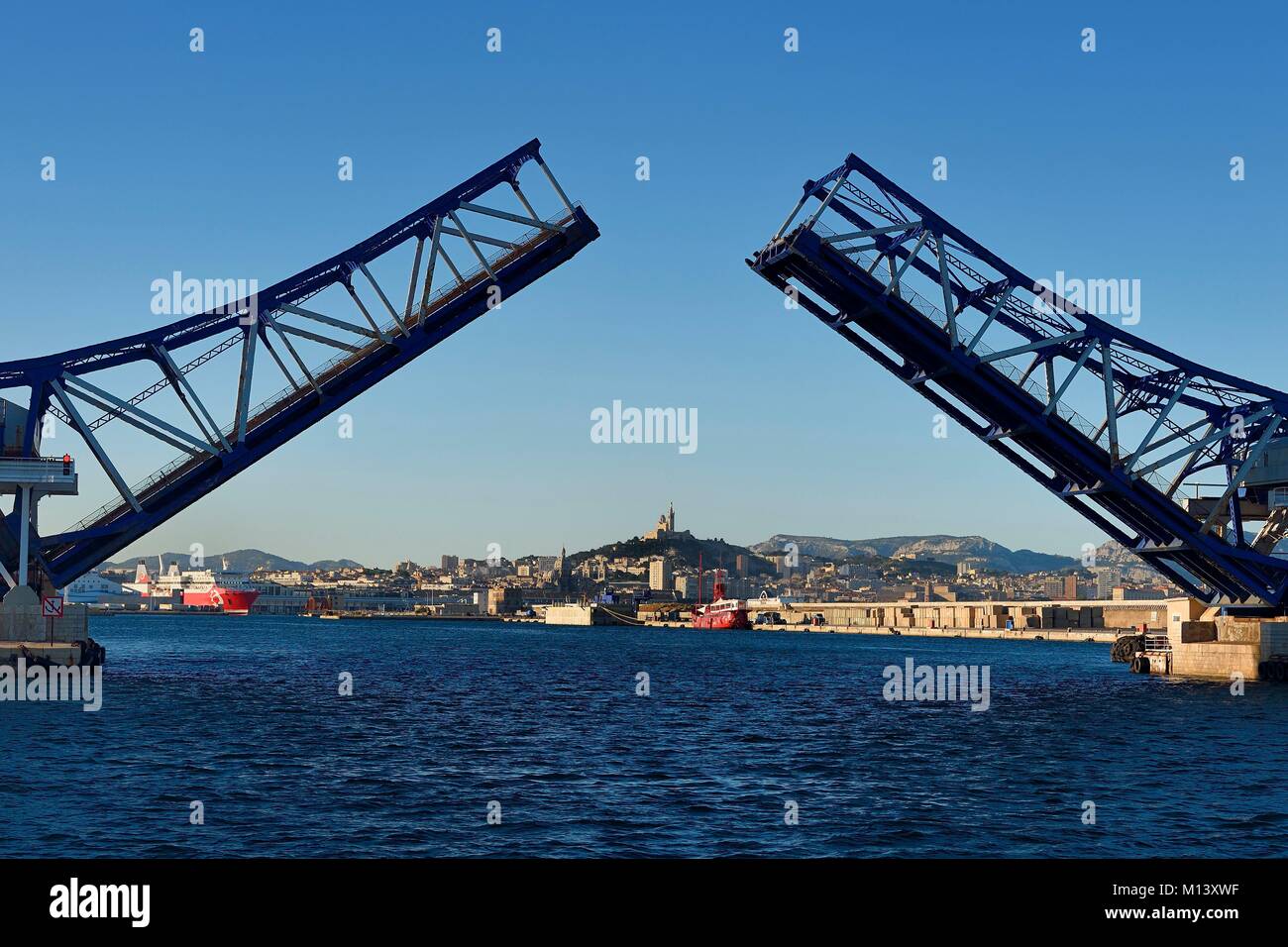 Frankreich, Bouches-du-Rhone, Marseille, Euroméditerranée Zone, große Hafenstadt Marseille, die Pinede Brücke (Klapp mobile Brücke) und Notre-Dame de la Garde im Hintergrund Stockfoto