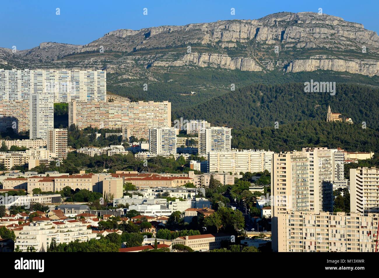 Frankreich, Bouches-du-Rhone, Marseille, La Panouse Bezirk, große Gruppe von 2200 Gehäuse namens La Rouvière und St. Joseph Kirche Stockfoto