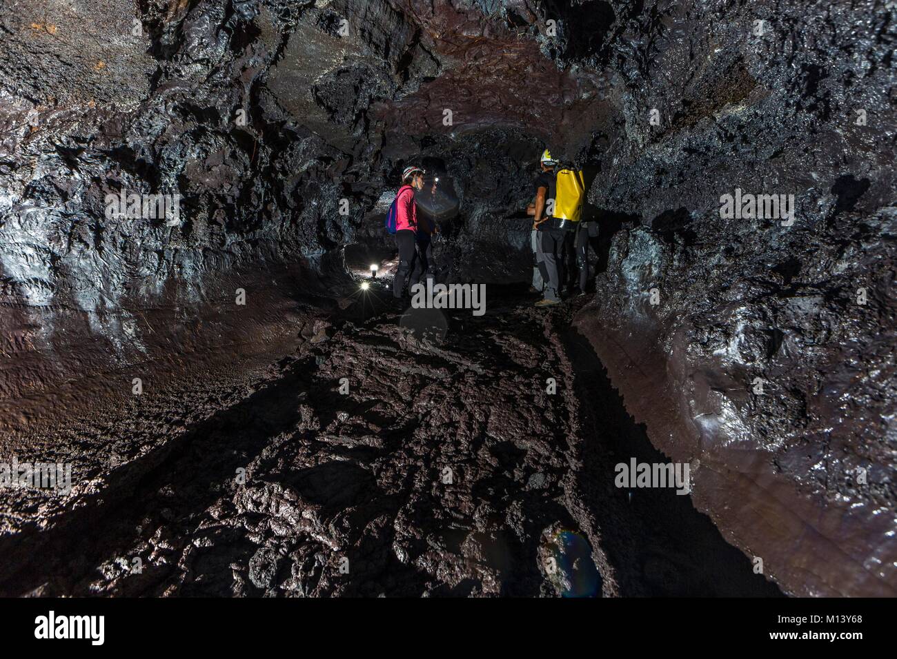 Frankreich, Insel Reunion Reunion National Park, ein UNESCO Weltkulturerbe, Piton de la Fournaise Vulkan, geführte Tour durch einen Lava Tunnel Stockfoto