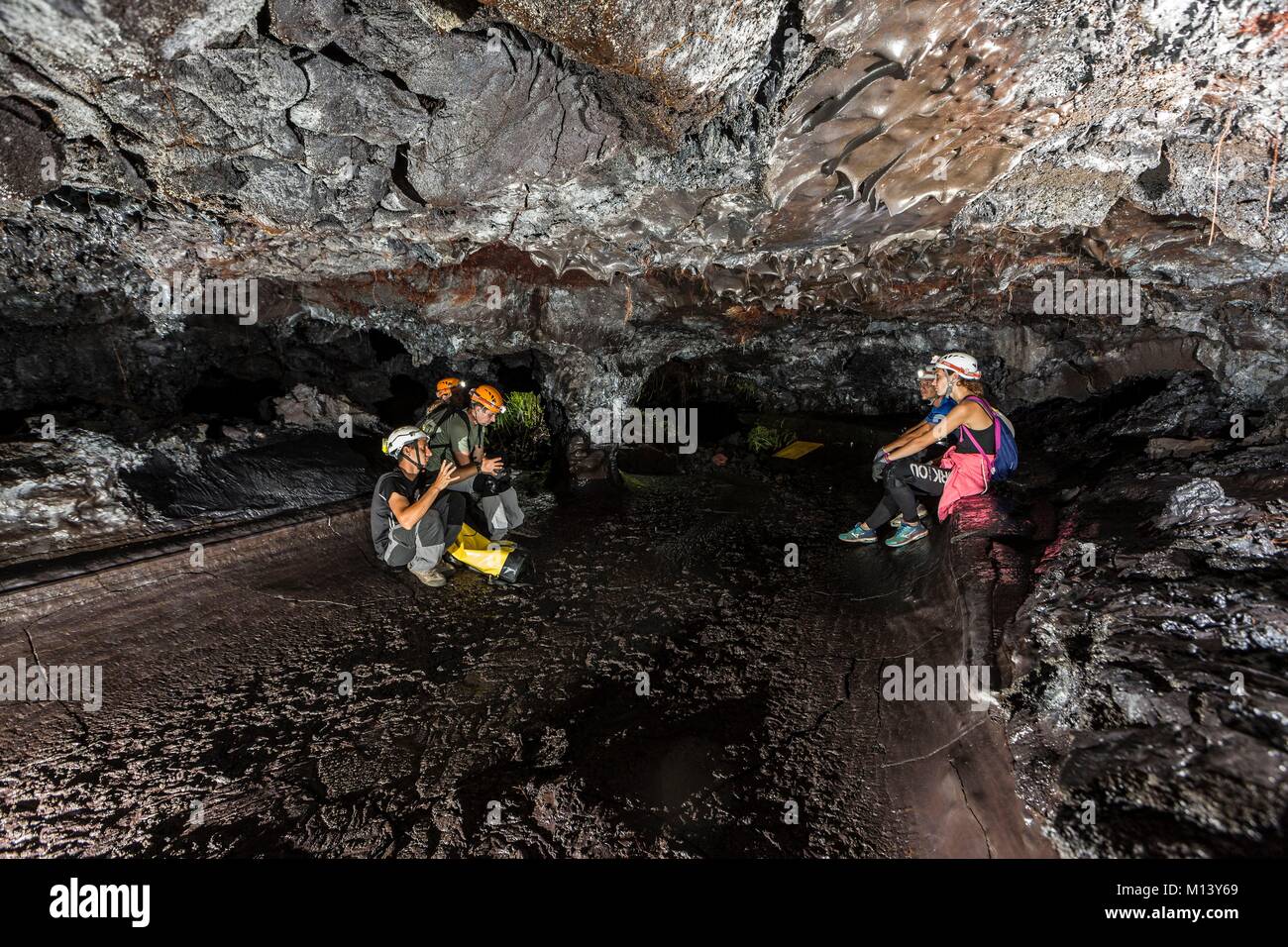 Frankreich, Insel Reunion Reunion National Park, ein UNESCO Weltkulturerbe, Piton de la Fournaise Vulkan, geführte Tour durch einen Lava Tunnel Stockfoto