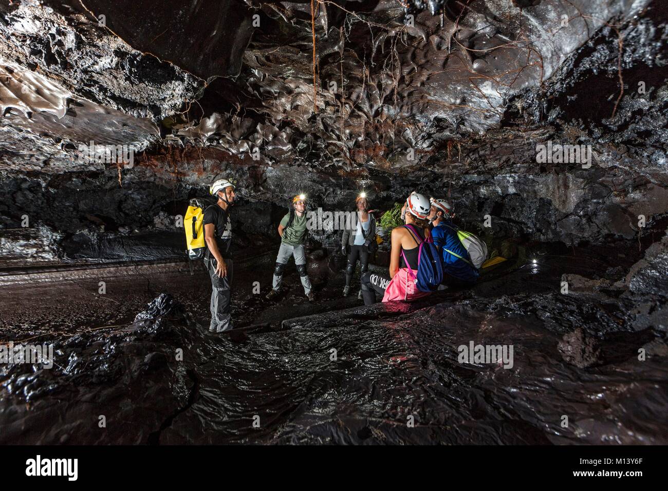 Frankreich, Insel Reunion Reunion National Park, ein UNESCO Weltkulturerbe, Piton de la Fournaise Vulkan, geführte Tour durch einen Lava Tunnel Stockfoto