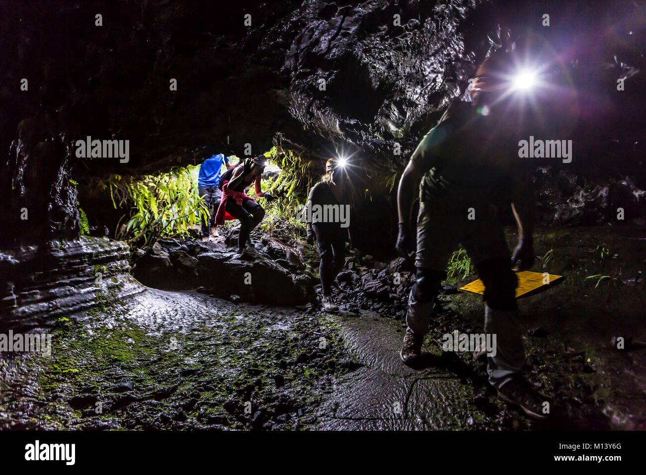 Frankreich, Insel Reunion Reunion National Park, ein UNESCO Weltkulturerbe, Piton de la Fournaise Vulkan, geführte Tour durch einen Lava Tunnel Stockfoto