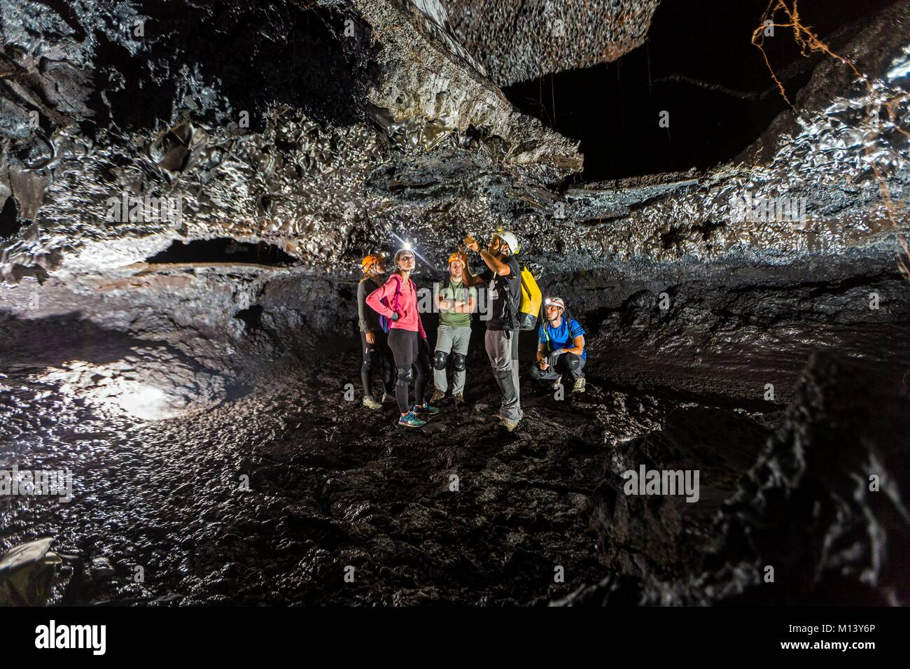 Frankreich, Insel Reunion Reunion National Park, ein UNESCO Weltkulturerbe, Piton de la Fournaise Vulkan, geführte Tour durch einen Lava Tunnel Stockfoto