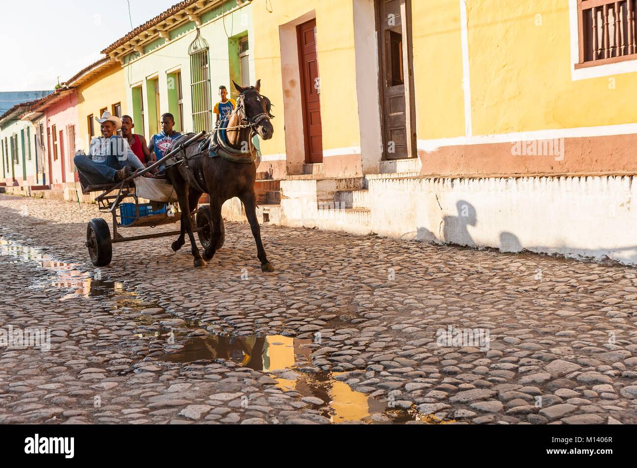 Kuba, Provinz Sancti Spiritus, Trinidad de Cuba UNESCO Weltkulturerbe, Pferdekutsche in einer Straße Stockfoto