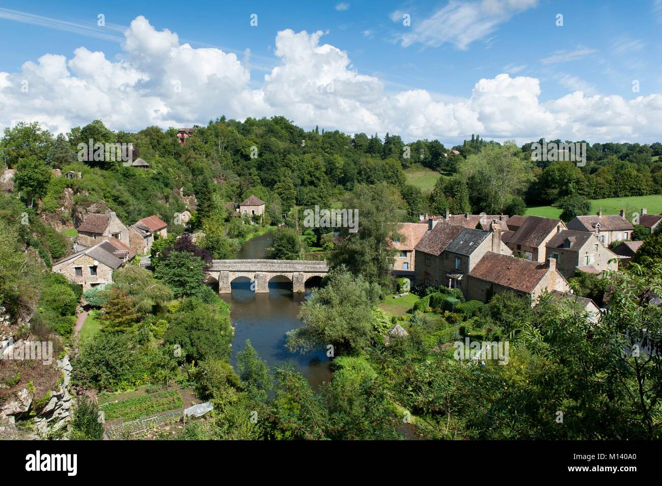 Frankreich, Orne, Saint Ceneri le Gerei, beschriftet mit den schönsten Dörfern von Frankreich, die Brücke über den Fluss Sarthe Stockfoto