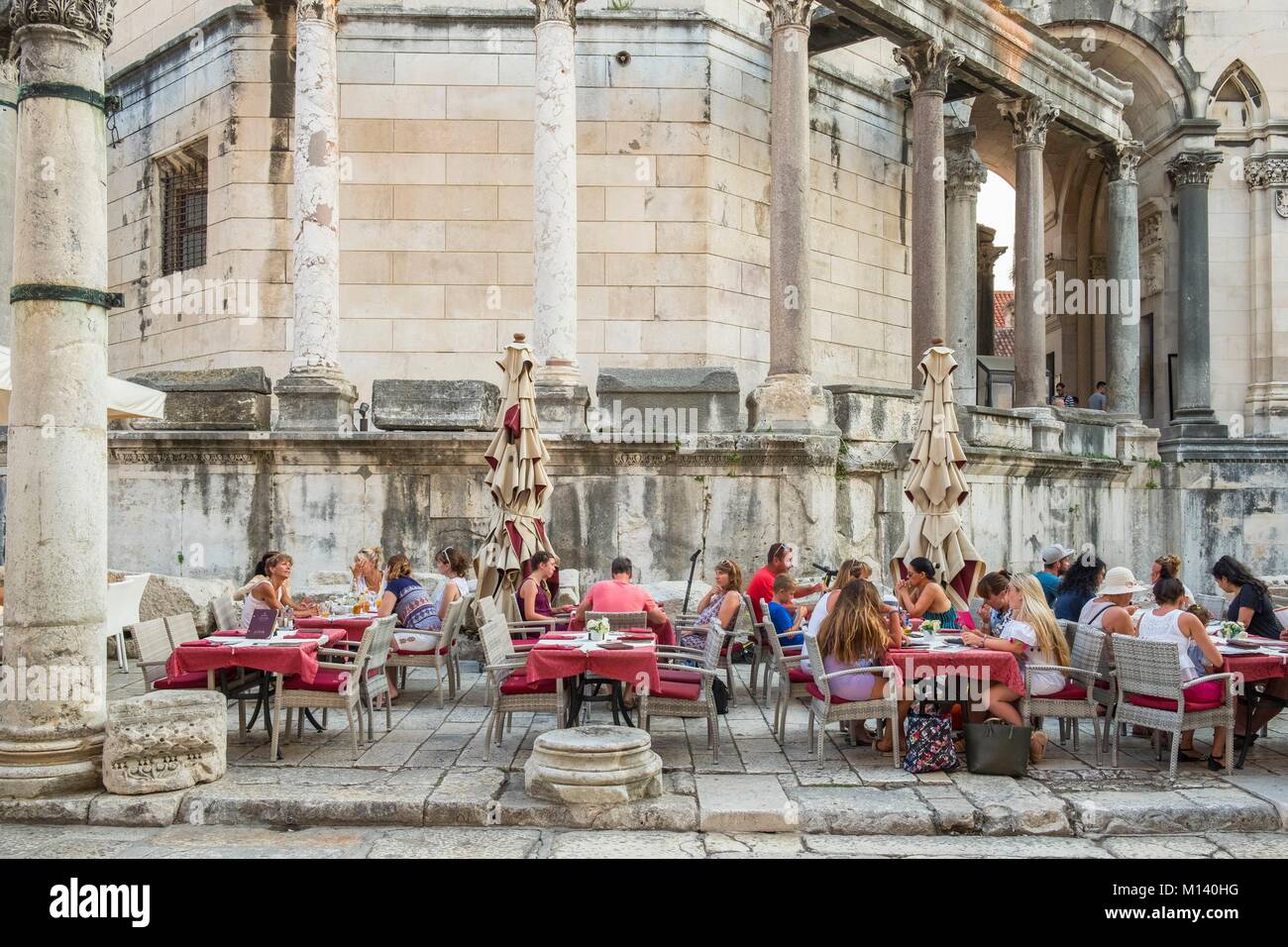 Kroatien, Kvarner, Dalmatinische Küste, Split, der alten römischen Stadt als Weltkulturerbe der UNESCO, Restaurant in den Mauern des Diokletianpalastes Stockfoto