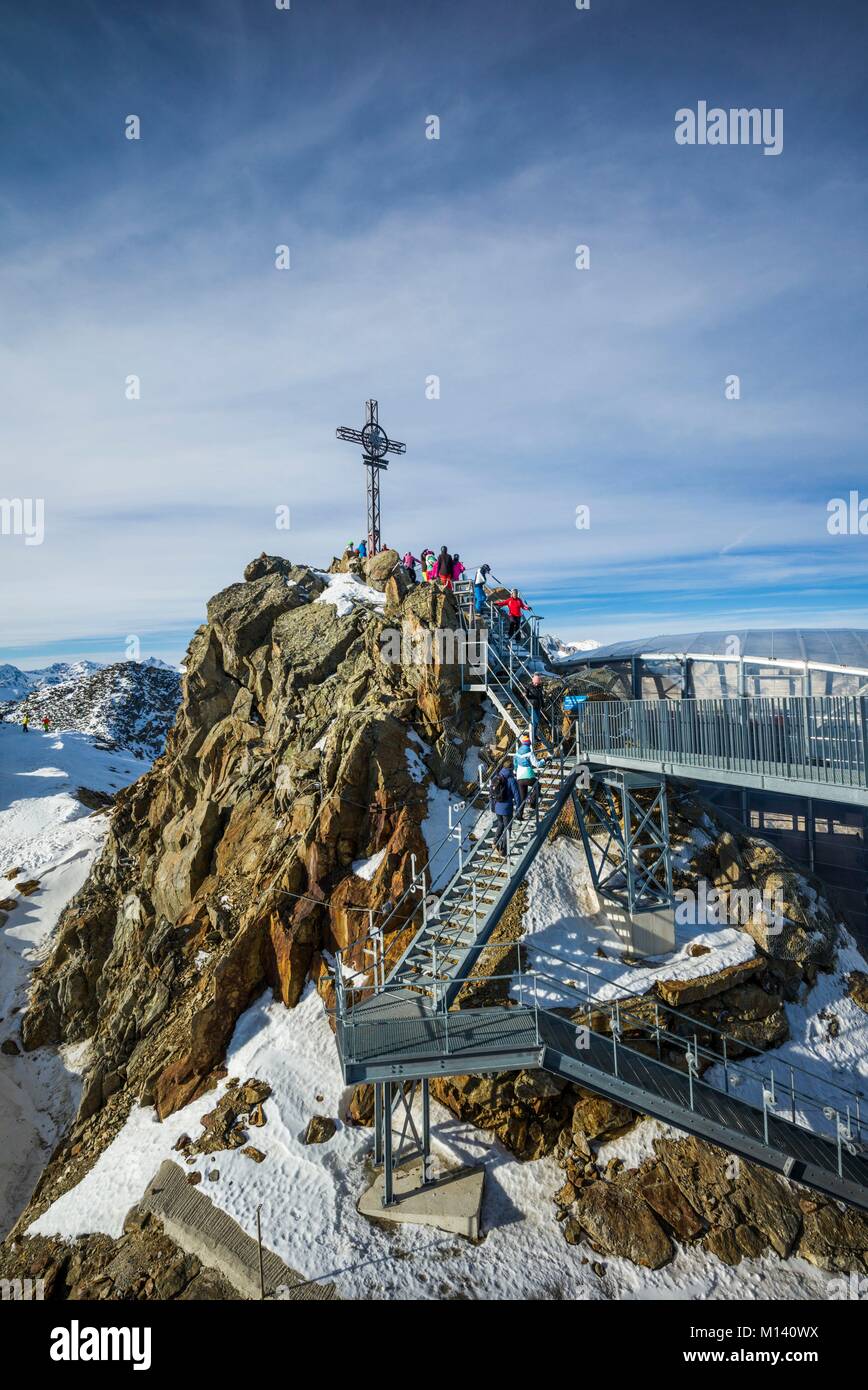 Österreich, Tirol, Sölden, Gaislachkogl Otztal Ski Mountain, Gaislachkogl Gipfel, Höhe 3059 m, Aussichtsplattform auf der Spitze Ice Q gourmet restaurant, winter Stockfoto