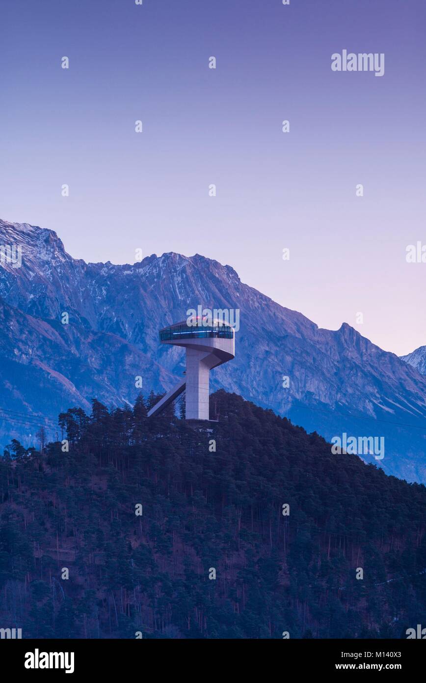 Österreich, Tirol, Innsbruck, Bergeisel, Olympiaschanze Turm, Dawn Stockfoto