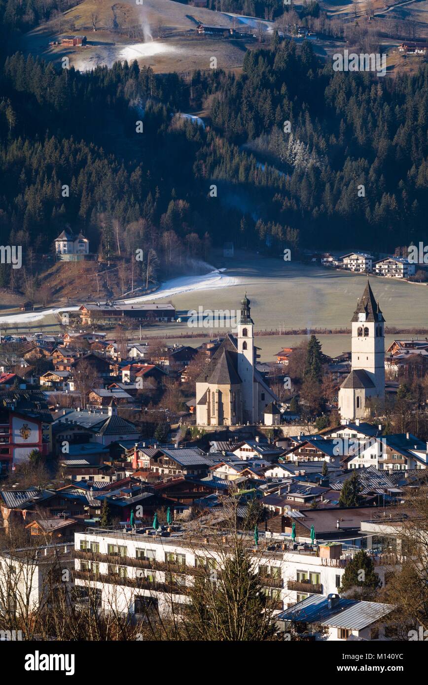Österreich, Tirol, Kitzbühel, erhöhten Blick auf die Stadt, morgen Stockfoto