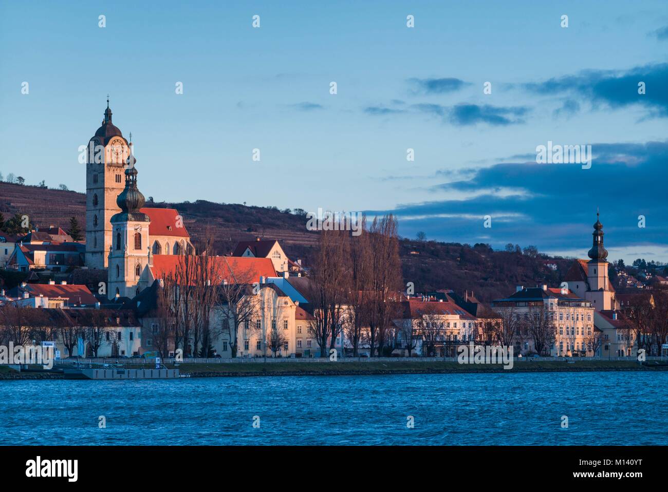 Österreich, Niederösterreich, Stein an der Donau, Blick auf die Stadt von der Donau, Dawn Stockfoto
