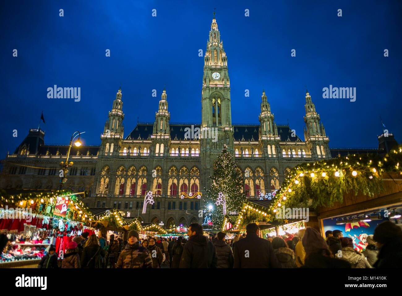 Österreich, Wien, Rathaus, Rathaus, Weihnachtszeit Stockfoto