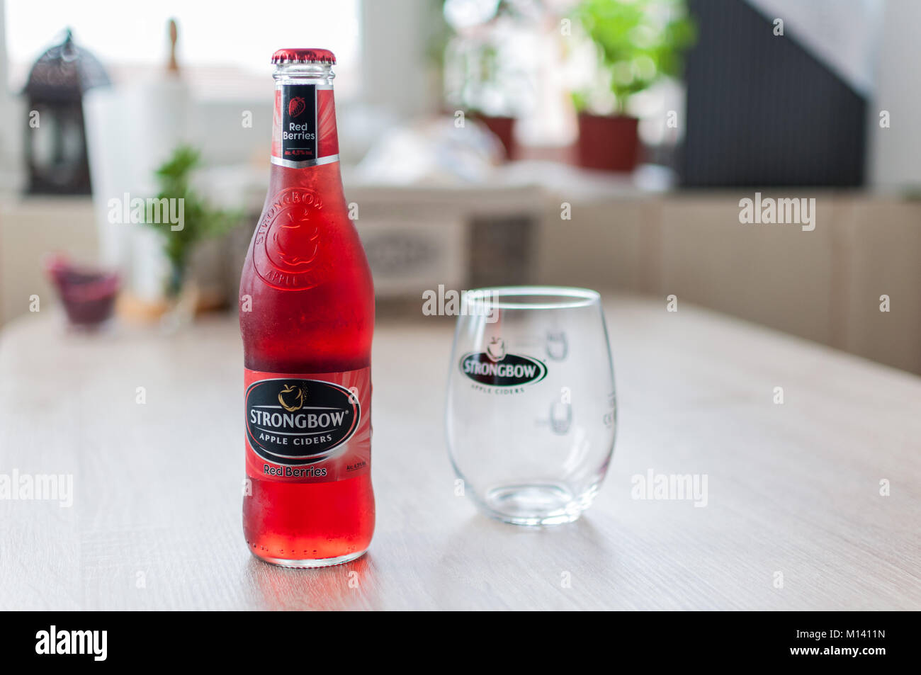 TIMISOARA, Rumänien - Januar 04, 2018: Strongbow Flasche und Glas auf einen  hölzernen Tisch. Apple Cider. Rote Beeren Stockfotografie - Alamy