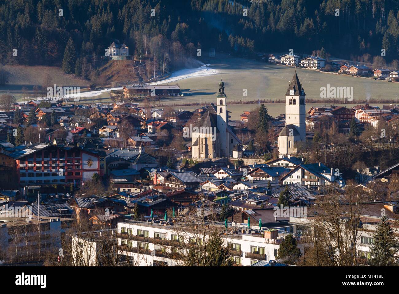 Österreich, Tirol, Kitzbühel, erhöhten Blick auf die Stadt, morgen Stockfoto