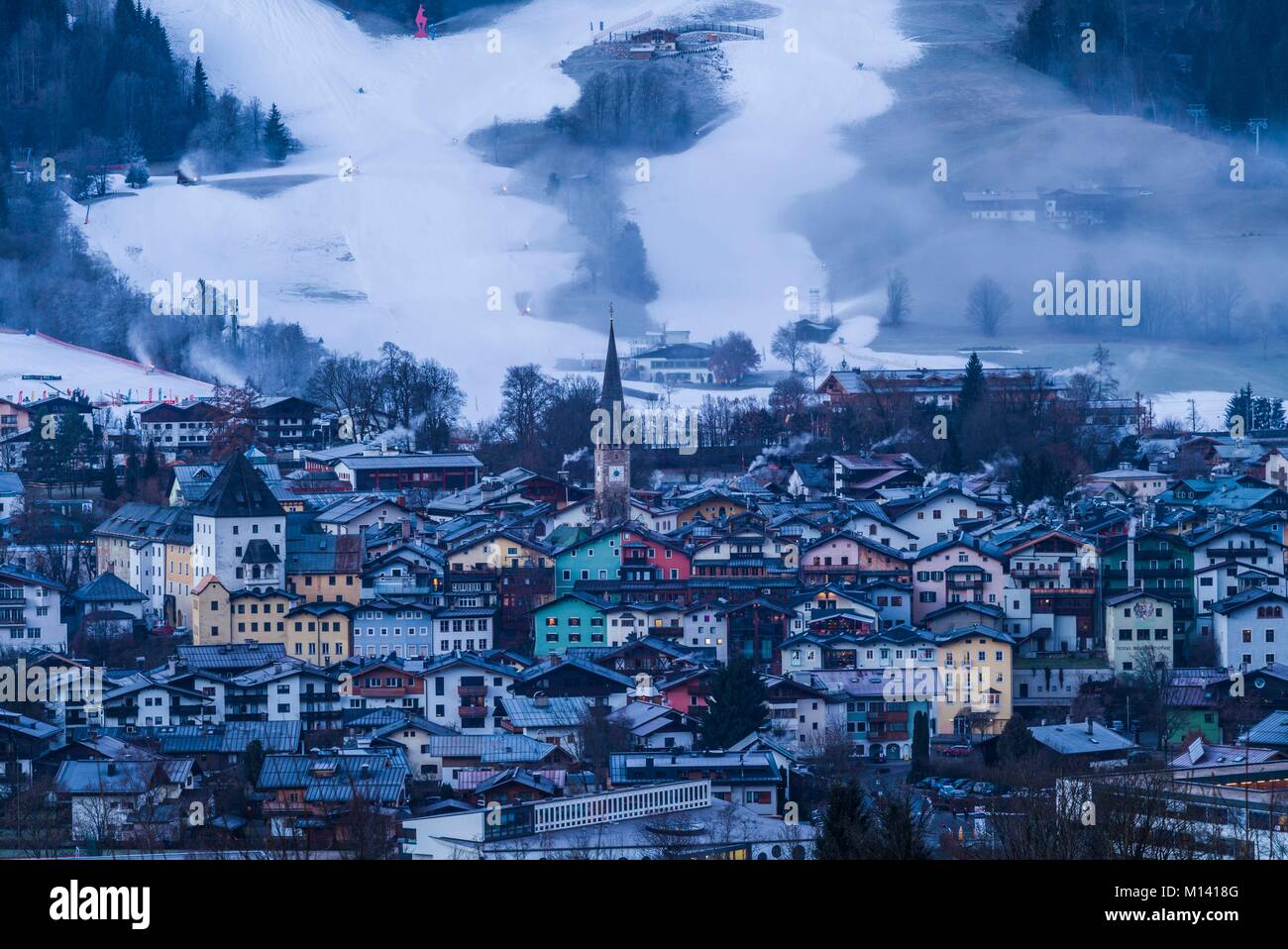 Österreich, Tirol, Kitzbühel, erhöhten Blick auf die Stadt, Dawn Stockfoto