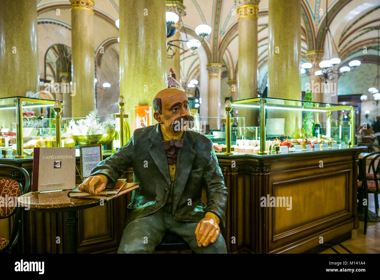 Österreich, Wien, Cafe Central, Innenraum mit Statue des Dichters Peter Altenberg Stockfoto