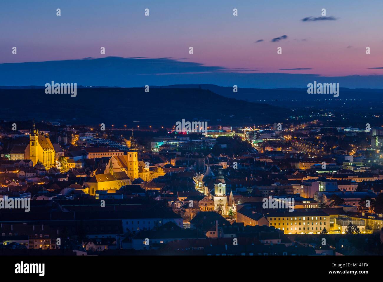 Österreich, Niederösterreich, Krems an der Donau, erhöhte Stadtblick, Dawn Stockfoto