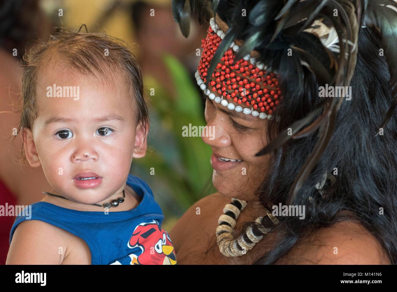 Frankreich, Französisch Polynesien, Marquesas Archipel, Ua Pou Insel, Hakahau, Baby in den Armen seiner Mutter, Marquis Kopfbedeckung Stockfoto