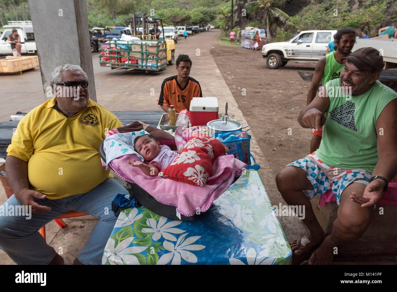 Frankreich, Französisch Polynesien, Marquesas Archipel, Ua Huka Insel, Vaipaee, Kreuzfahrt an Bord der Aranui 5, Entladen, Diskussion Stockfoto
