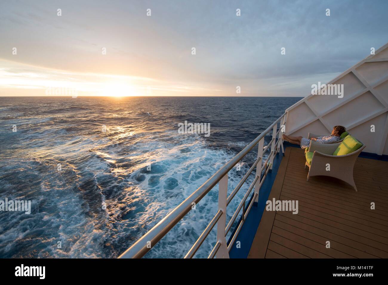 Frankreich, Französisch Polynesien, Kreuzfahrt an Bord der Aranui 5, Sonnenuntergang über dem Pazifischen Ozean Stockfoto