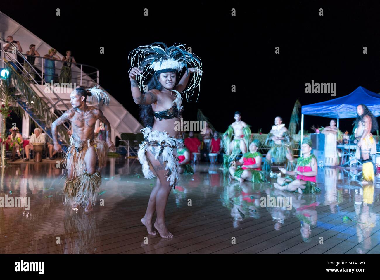 Frankreich, Französisch Polynesien, Marquesas Archipel, die Aranui 5 Kreuzfahrt, polynesische Abend rund um den Pool, Marquesanische Tanz Stockfoto