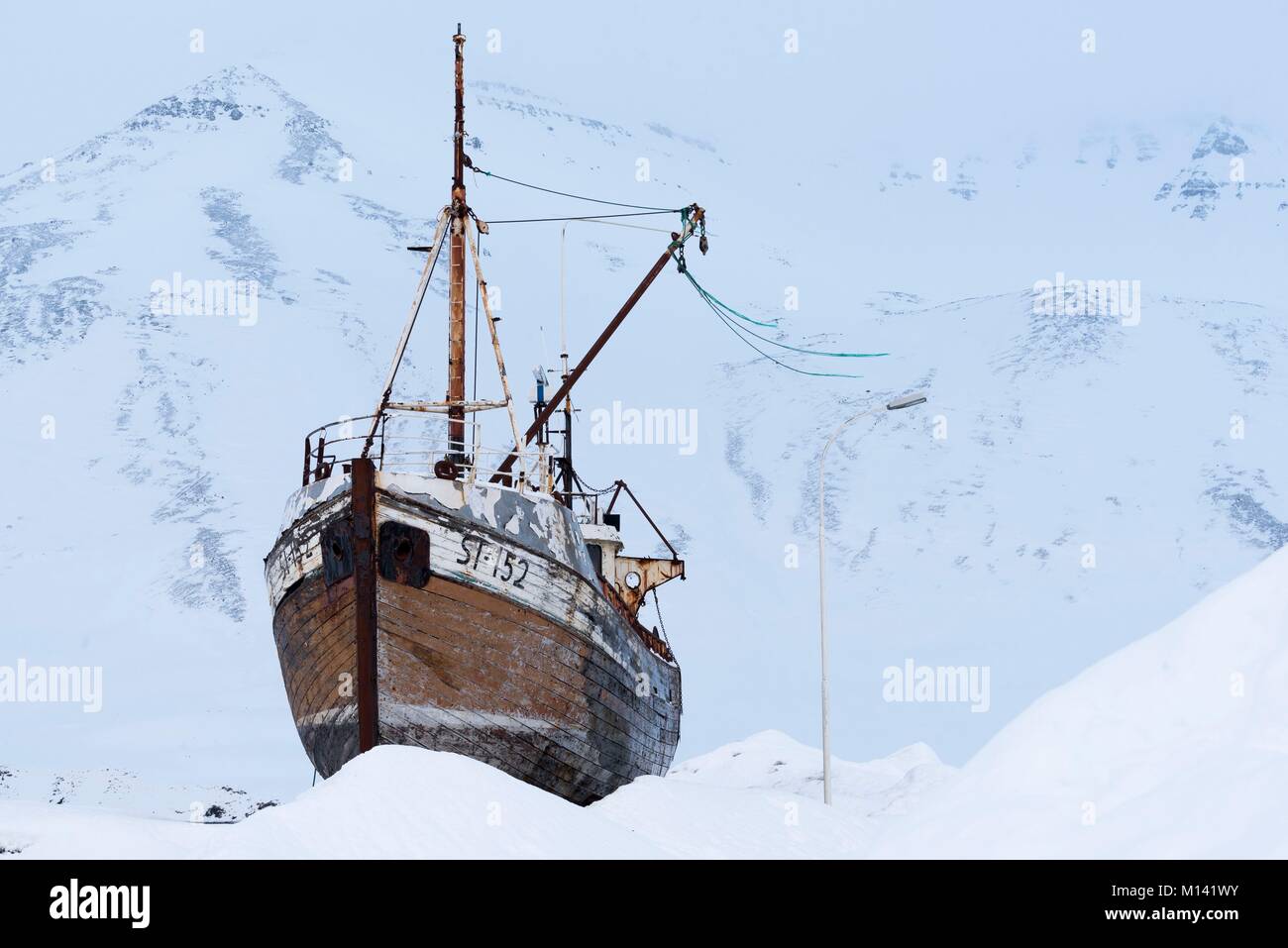 Island, North West Island, Siglufjordur, Boot auf dem Land im Winter Stockfoto