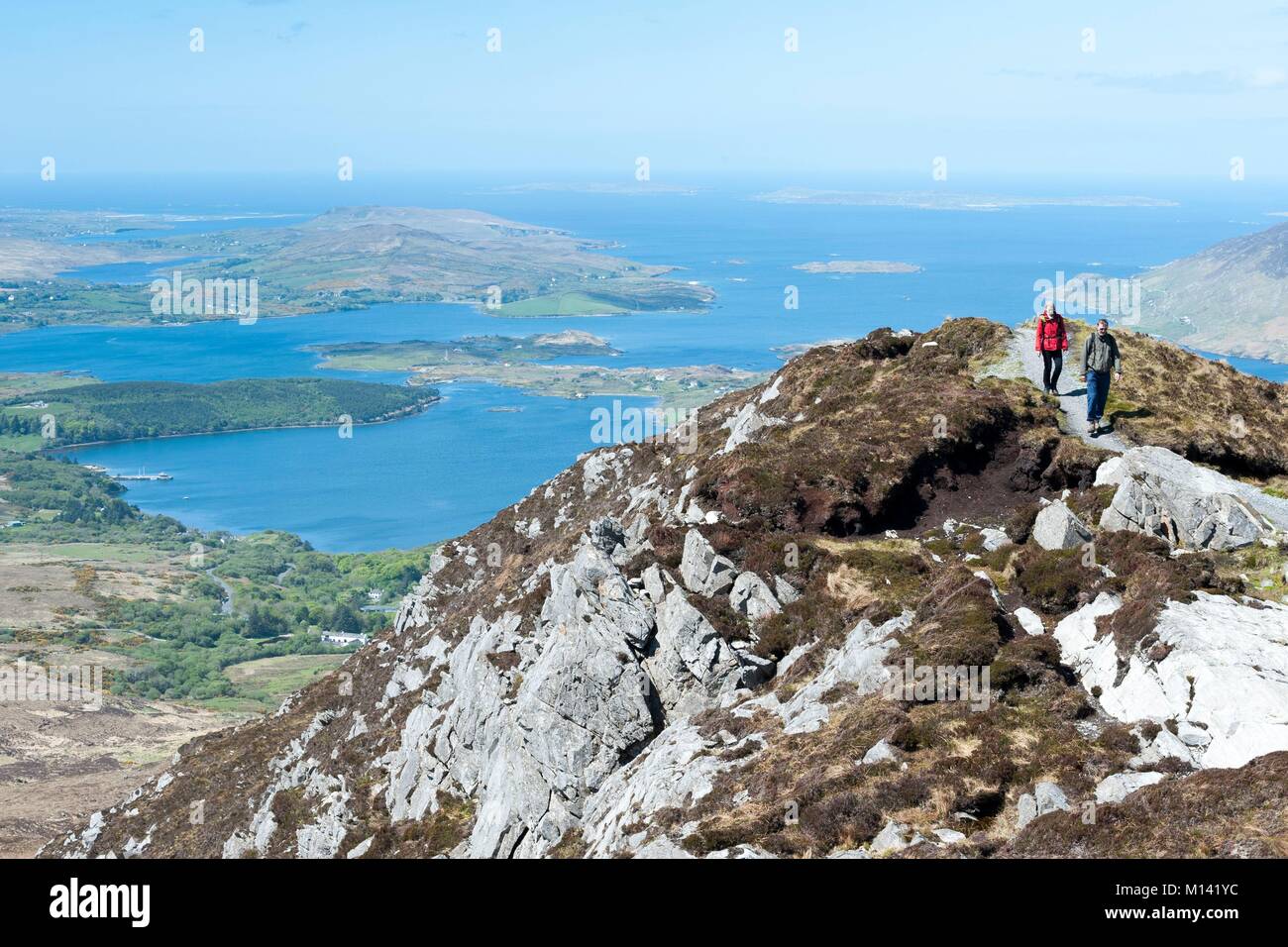 Irland, im County Galway, den Connemara National Park, Wanderer an der Oberseite des Diamond Hill Stockfoto