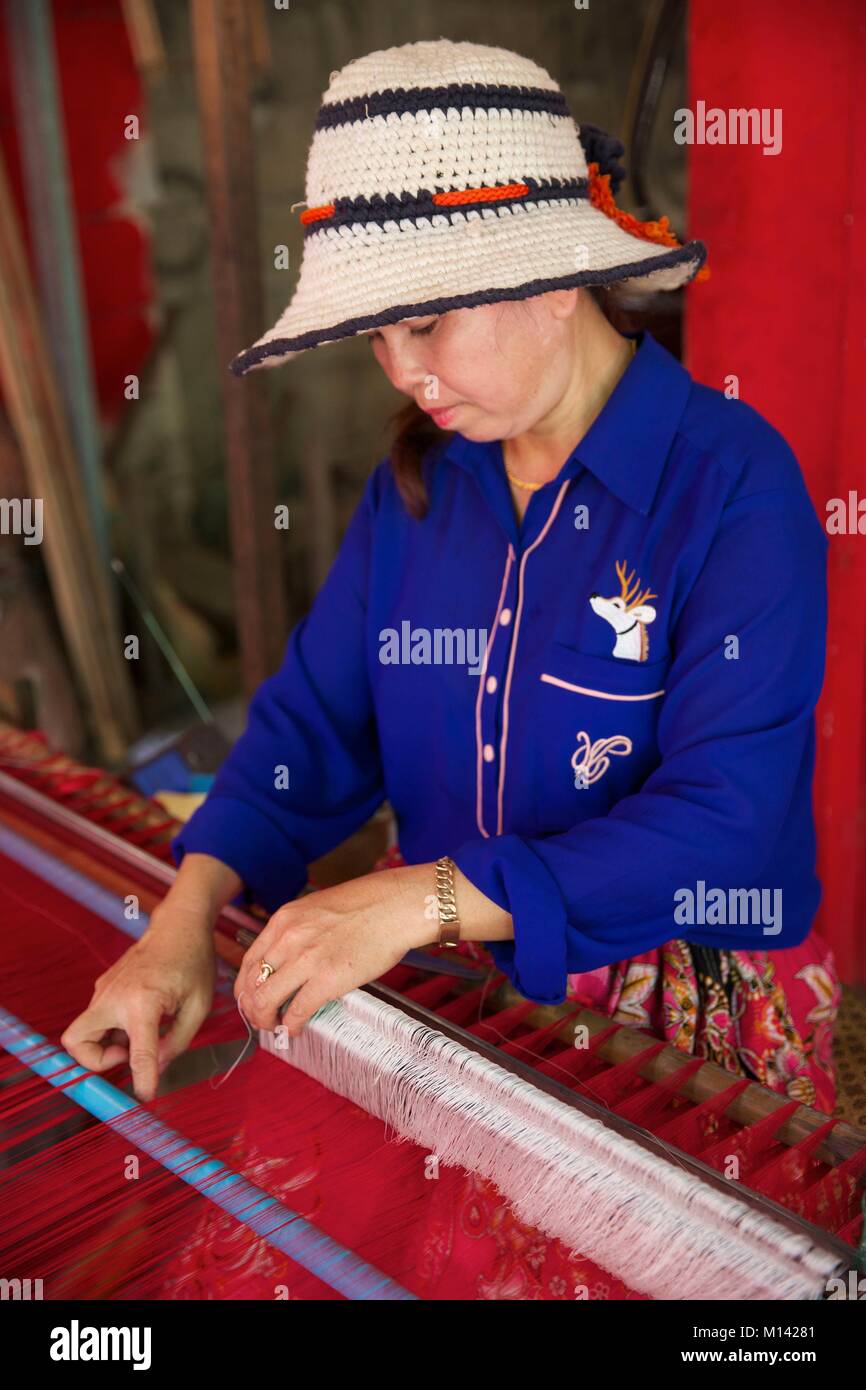 Kambodscha, Siem Reap, Frau handwerkerin einen Hut tragen, die Arbeit an einem Webstuhl Stockfoto