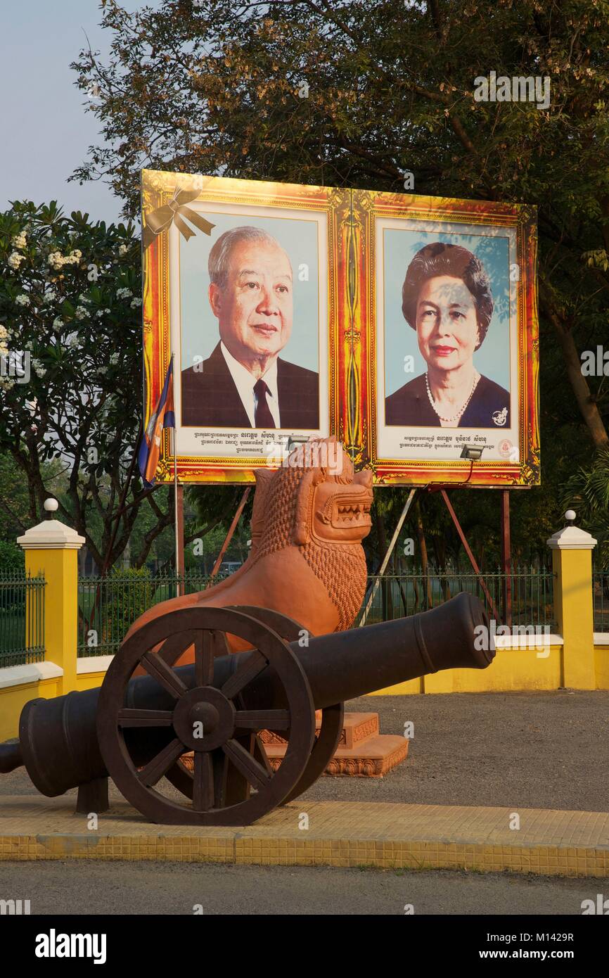 Kambodscha, Battambang, Porträt des ehemaligen König von Kambodscha, Norodom Sihanouk, und seiner Frau, vor den Toren der königlichen Palast, wo Thron canon und Drachen Statue Stockfoto